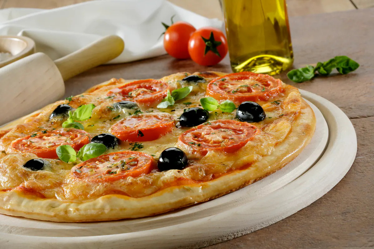 Pizza margarita con aceitunas