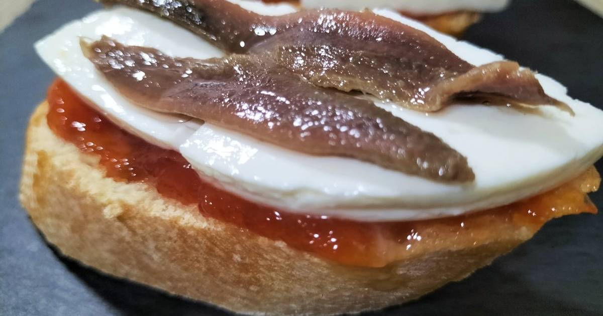 Montadito de queso, anchoas y mermelada.