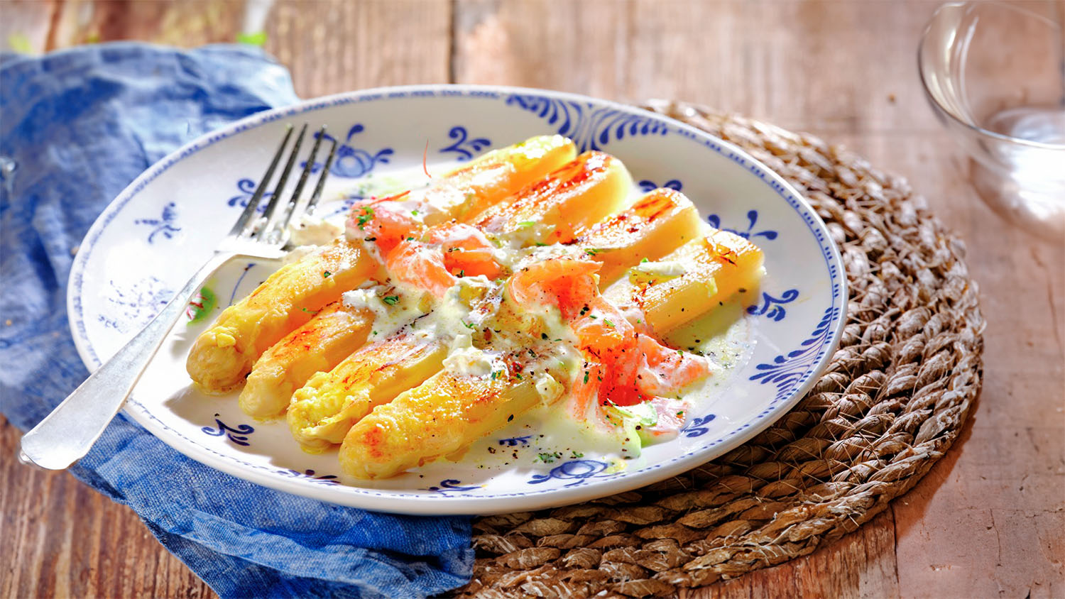 Espárragos blancos con salmón y salsa de queso